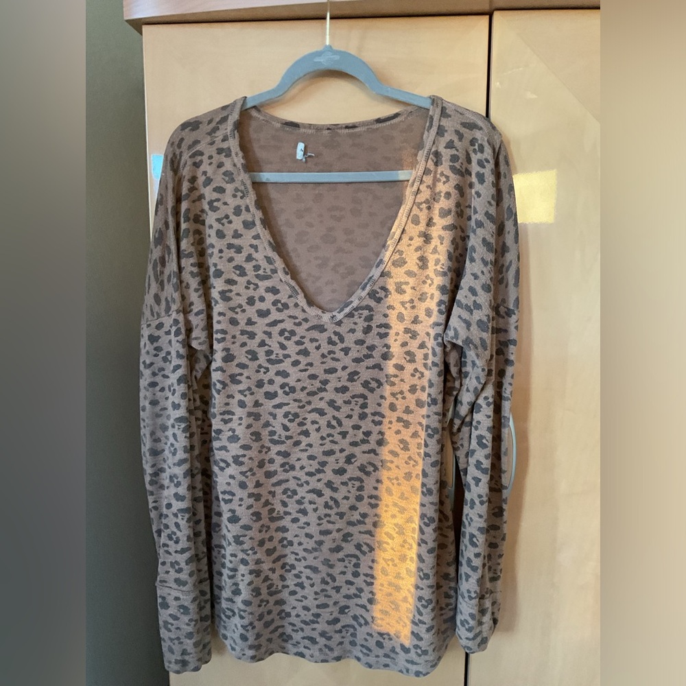 Abercrombie Leopard Soft V-Neck Women's Top - Picture 3 of 4